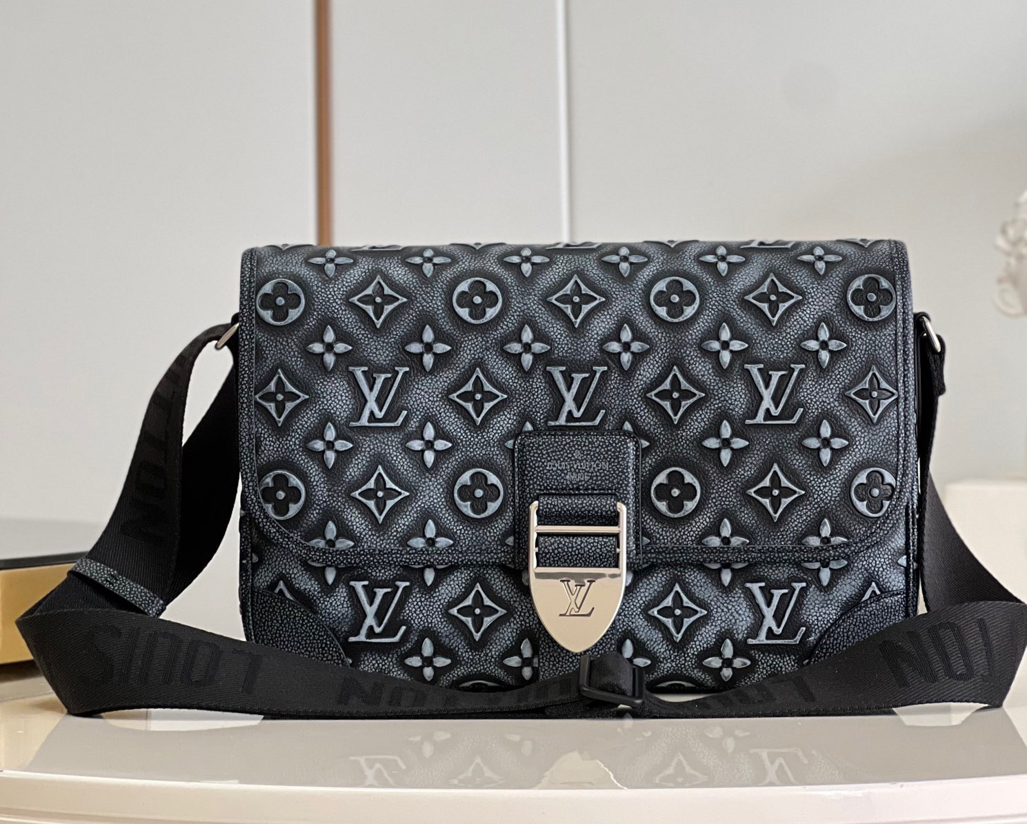 Louis Vuitton Archy Messenger MM bag M21358